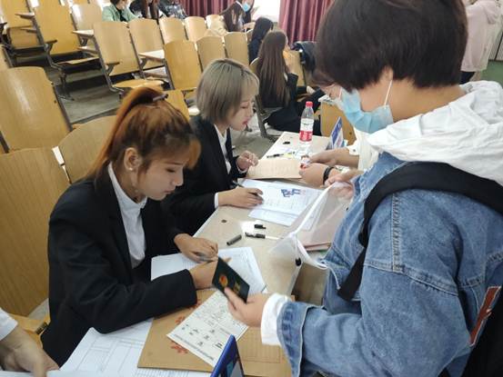 说明: 助导报道