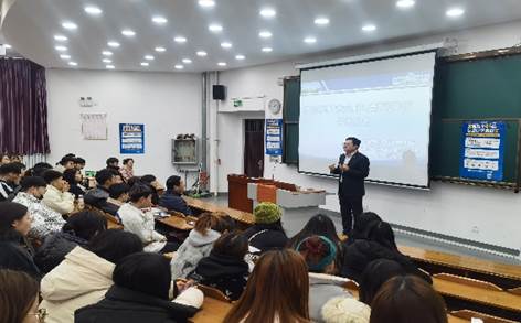 说明: 会议室里的人们描述已自动生成
