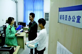 商学院的孙老师左一在学生宿舍K楼1楼的辅导员办公室值班室值班。