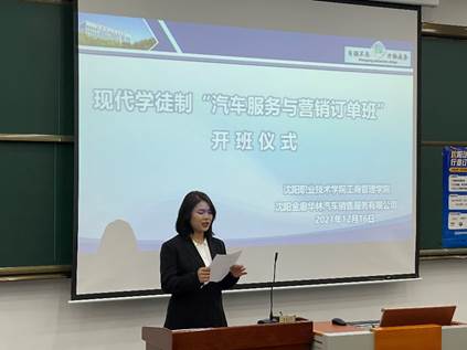 说明: 图片包含 室内, 女人, 桌子, 站描述已自动生成