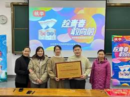说明: 一群人站在桌子前中度可信度描述已自动生成